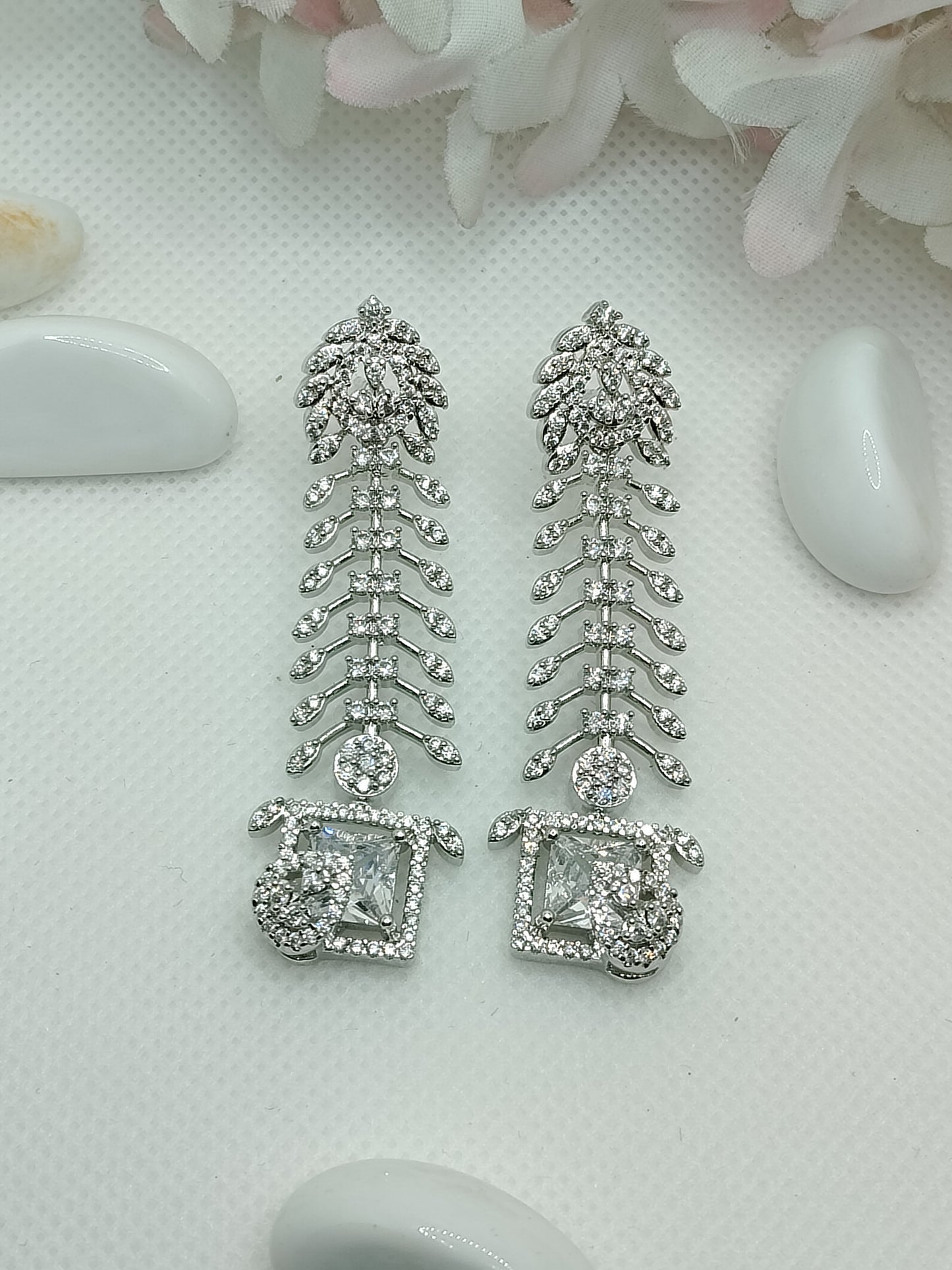 WHITE JASMINE AD LONG EARRING