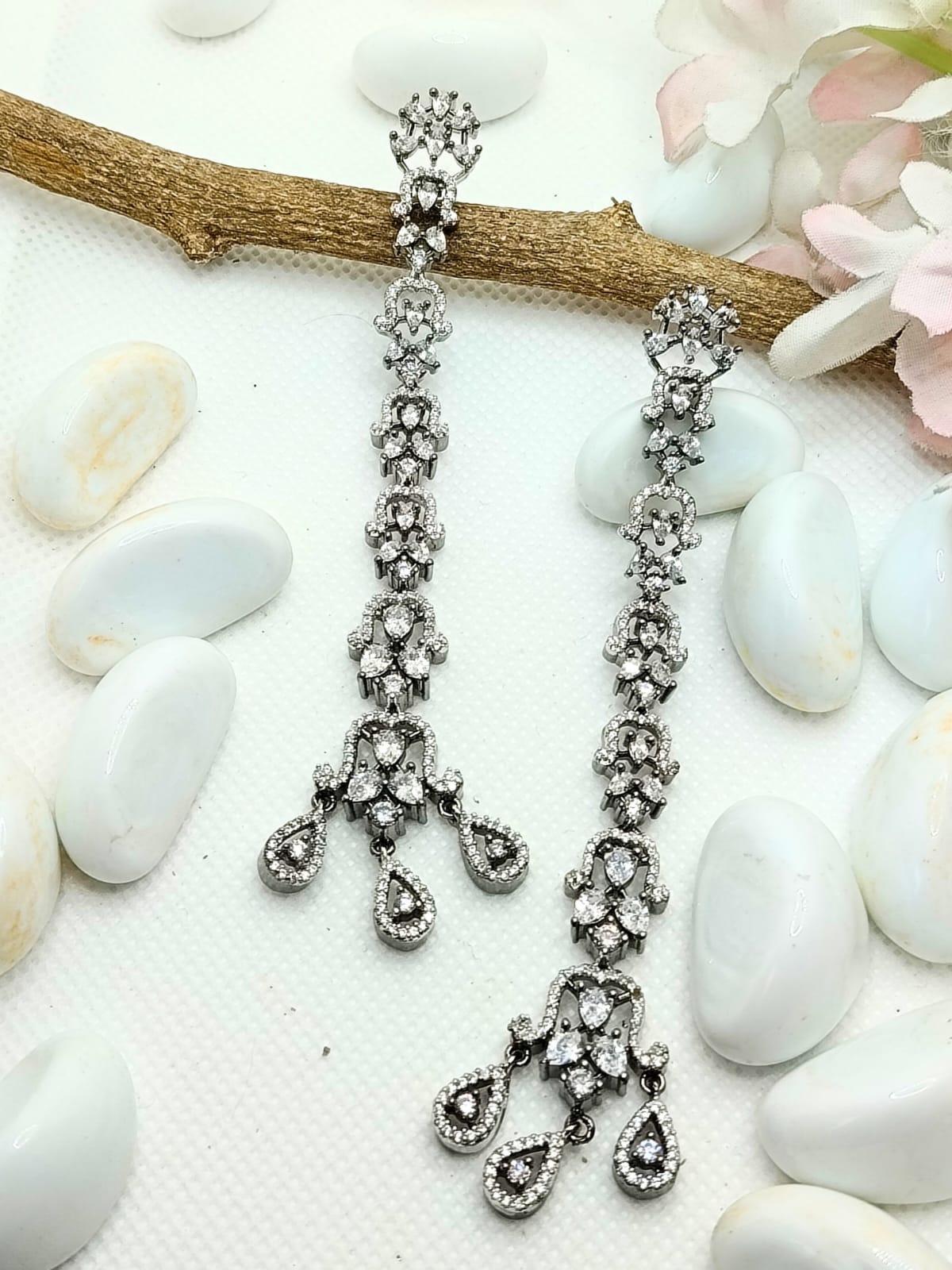 WHITE RIVA LONG EARRING