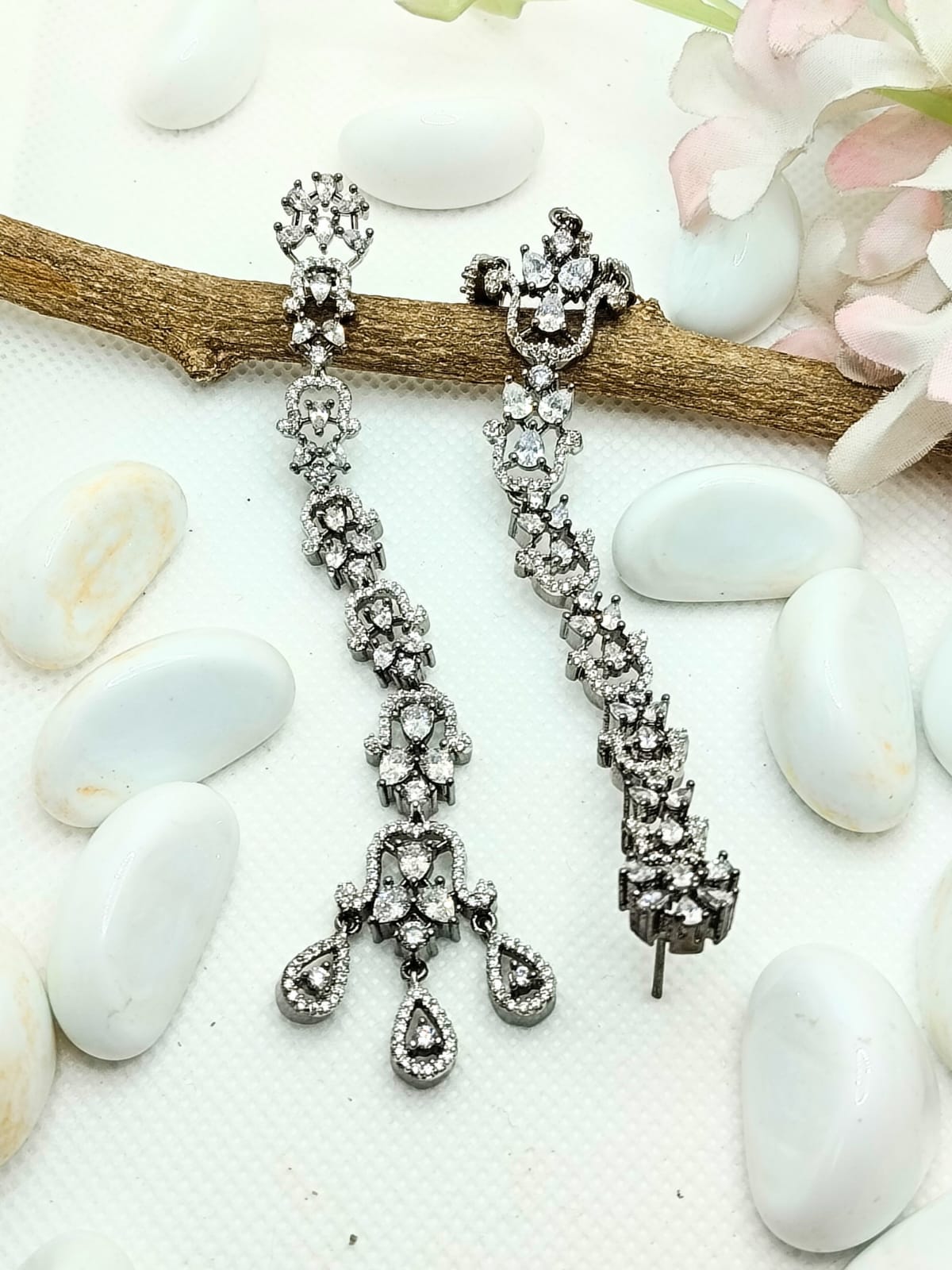 WHITE RIVA LONG EARRING