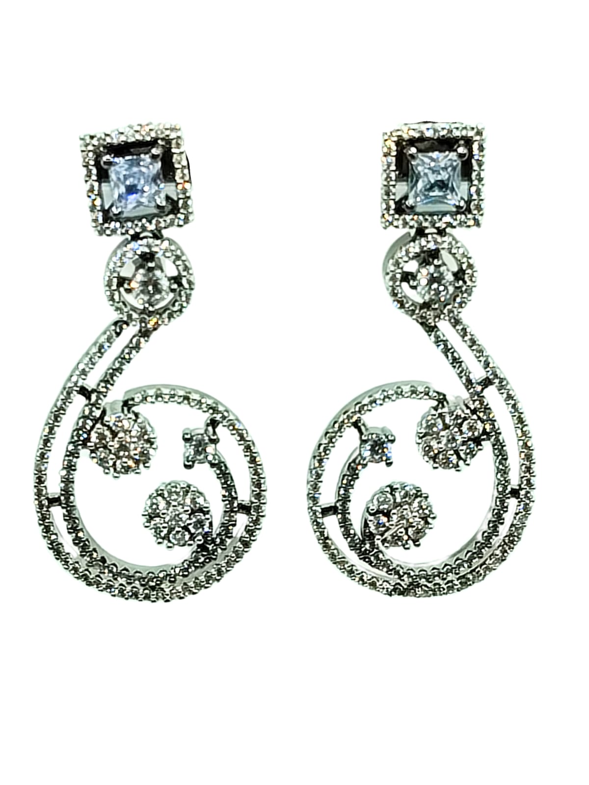 WHITE SAVI AD EARRING