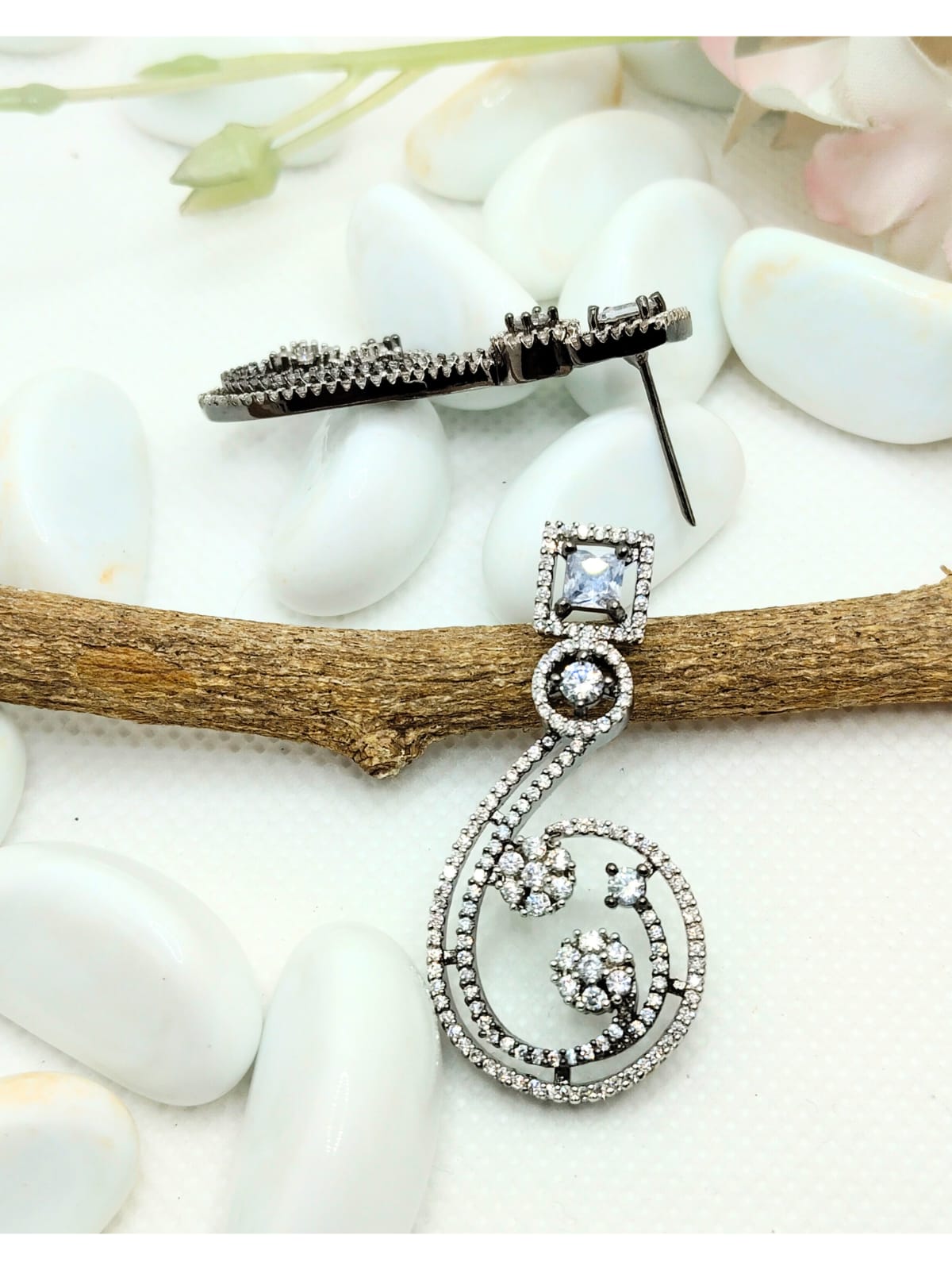 WHITE SAVI AD EARRING
