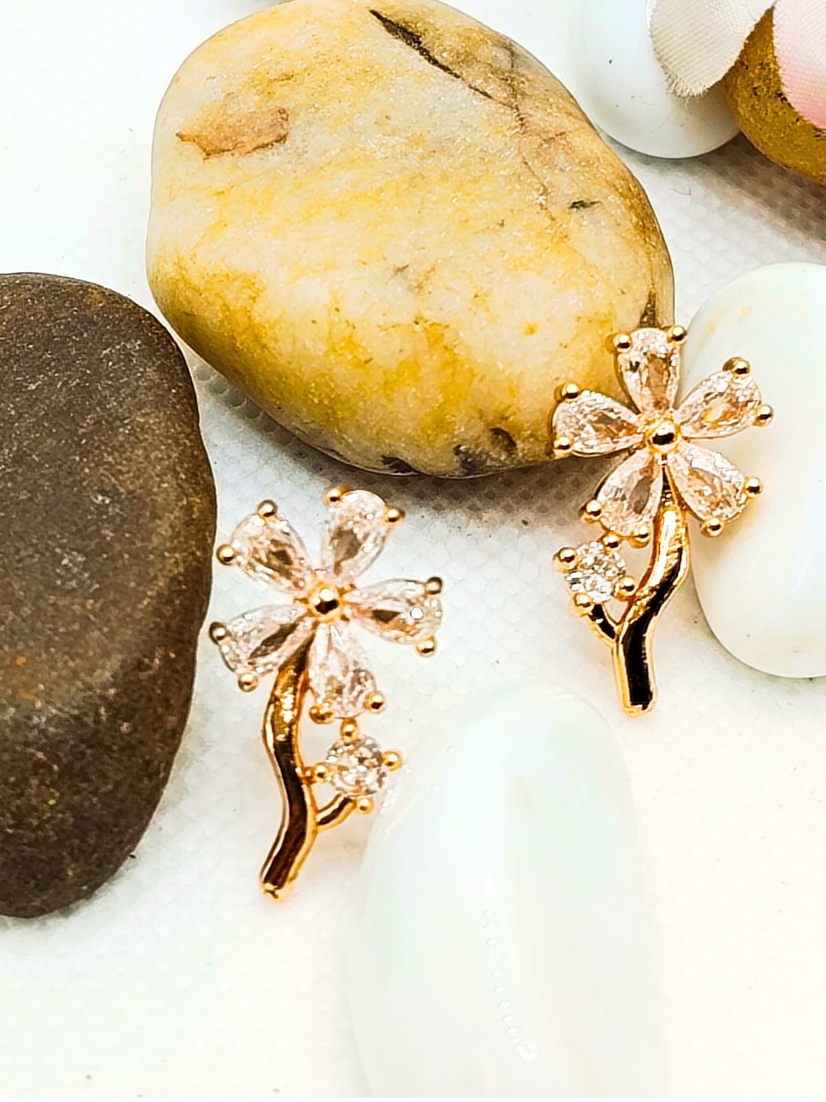 GOLD FLOWER AD STUD
