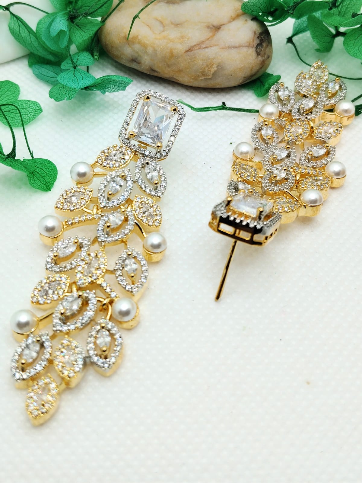 WHITE ARIA PEARL AD DANGLER