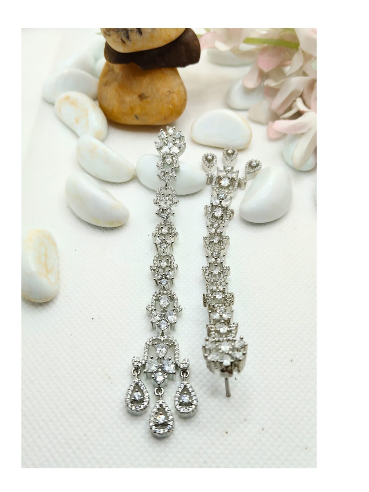 WHITE GARGI LONG AD EARRING