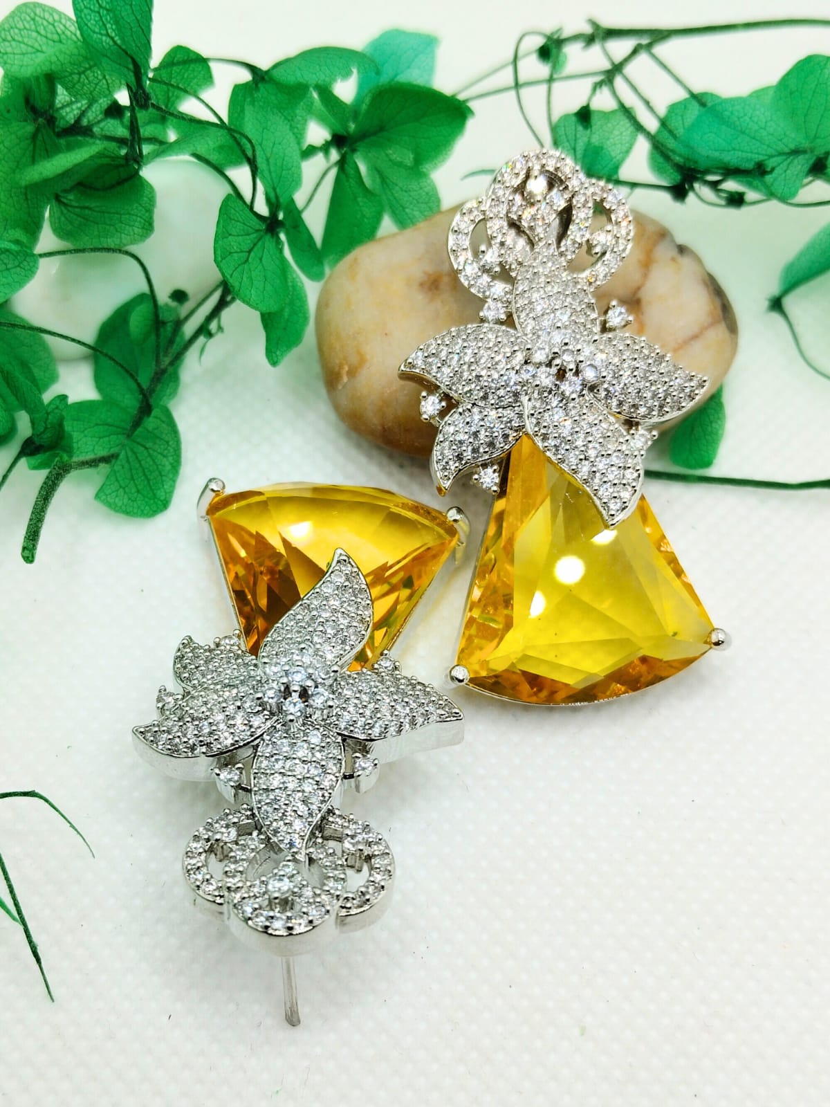 YELLOW QUEEN AD  EARRING