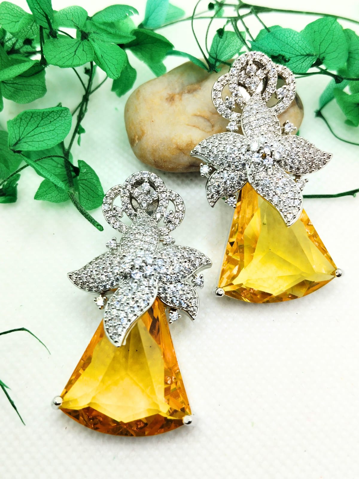 YELLOW QUEEN AD  EARRING