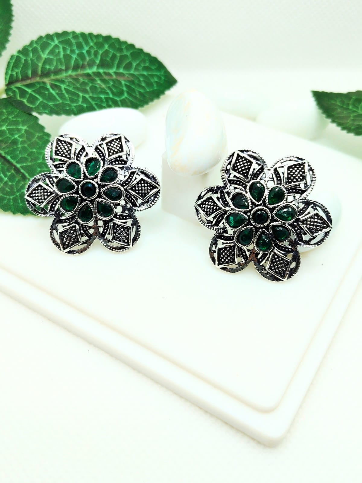 EMERALD BABITA OXIDISED STUDS
